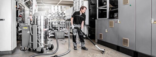 Industriesauger von Kärcher. Industriesauger IVS 100-55 von Kärcher im Industrie-Einsatz.