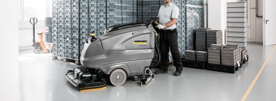 Reinigungsmaschine B120 W von Kärcher. Reinigungsmaschine B120 W im Lagereinsatz.