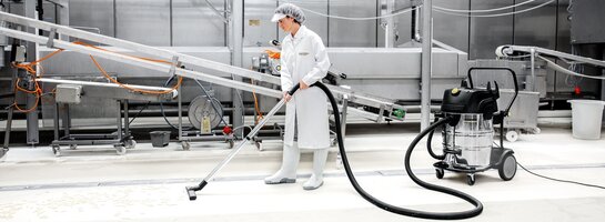 Nass und Trockensauger von Kärcher saugt Flüssigkeiten auf. Sauger für Flüssigkeiten von Kärcher im Industrieeinsatz.