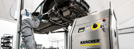 Trockeneisreinigung mit Trockeneisreiniger von Kärcher. Trockeneisreinigung mit Trockeneisreiniger von Kärcher in der Werkstatt im Einsatz.