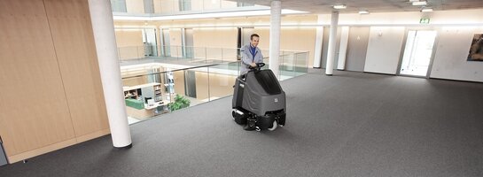 Leiser Trockensauger CV66 von Kärcher. Leiser Trockensauger CV66 von Kärcher reinigt Teppichboden im Bürogebäude.