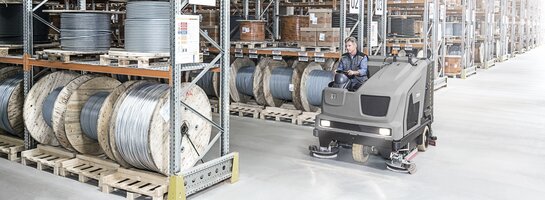 Scheuersaugmaschine B300 von Kärcher. Scheuersaugmaschine B300 von Kärcher in der Industrie im Einsatz.