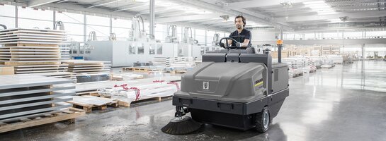 Kehrmaschine KM120 von Kärcher. Kehrmaschine KM120 von Kärcher im Einsatz.
